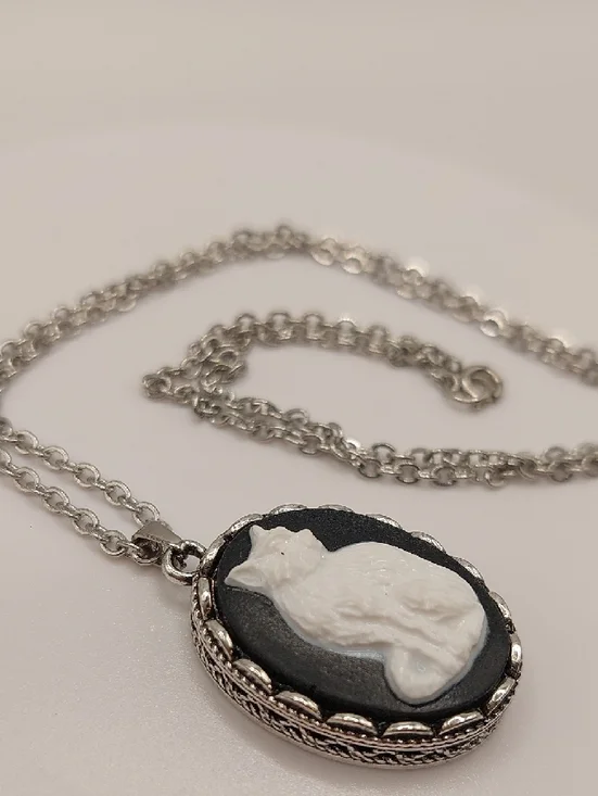 Cat Cameo Pendant Silvertone Necklace in Black and White NEW - Picture 3 of 14
